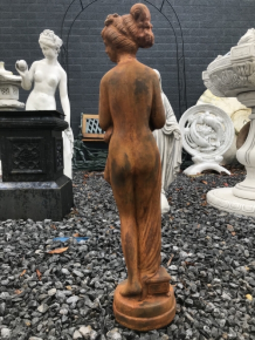 Schöne Volloxyd-Steinstatue einer erotisch gekleideten stehenden Dame, super schön für den Garten!