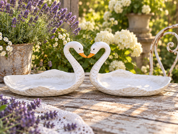 Set aus gusseisernen Schwänen.