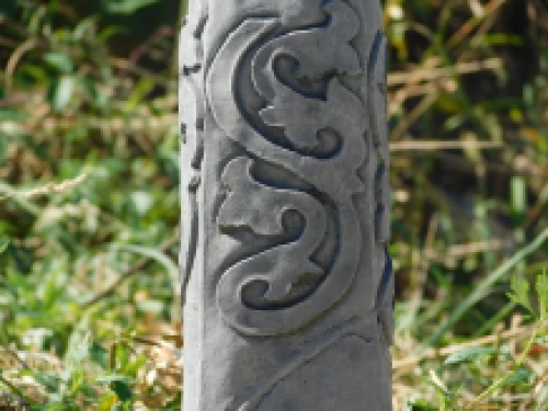 Obelisk - vol steen - grijs