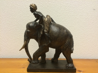 Skulptur olifant met ruiter, Polystein