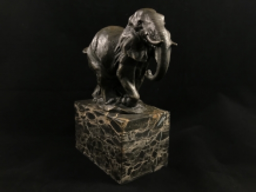 Een beeld van een olifant, bronzen beeld, prachtige olifant vervaardigd uit brons