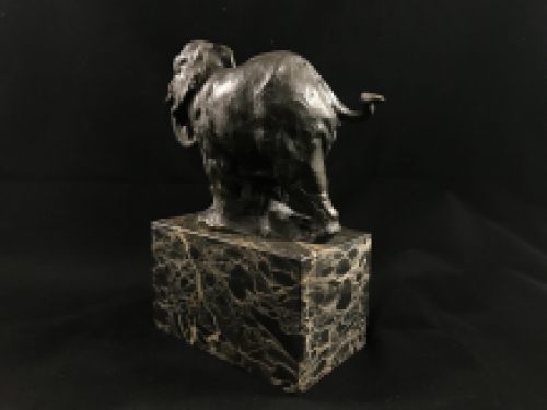 Een beeld van een olifant, bronzen beeld, prachtige olifant vervaardigd uit brons