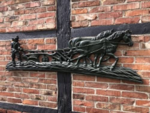 Wanddekoration  XXL , Aluminium grüne Kaminplatte Bauer mit Pferd und Pflug.