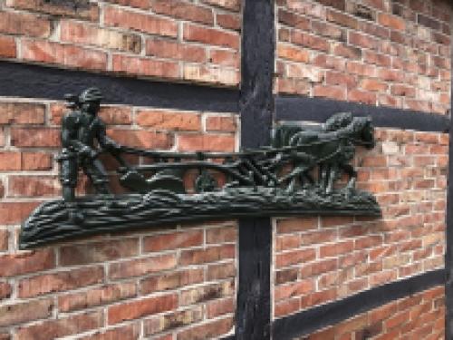 Wanddekoration  XXL , Aluminium grüne Kaminplatte Bauer mit Pferd und Pflug.
