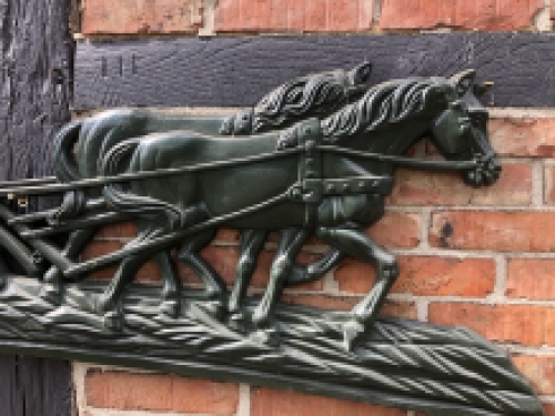 Wanddekoration  XXL , Aluminium grüne Kaminplatte Bauer mit Pferd und Pflug.