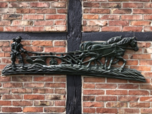 Wanddekoration  XXL , Aluminium grüne Kaminplatte Bauer mit Pferd und Pflug.