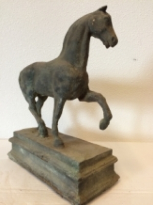 Prachtige sculptuur van een paard, zwaar gietijzeren beeld!!