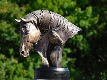Pferdestatue aus Polystone – bronzefarben