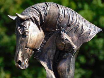 Pferdestatue aus Polystone – bronzefarben