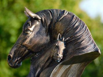 Pferdestatue aus Polystone – bronzefarben