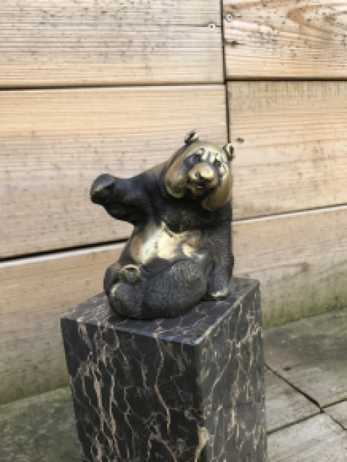 Eine Bronzestatue/Skulptur eines sitzenden Pandas, auf einem schönen großen Sockel!