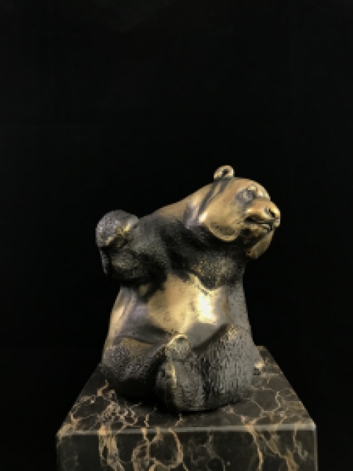 Eine Bronzestatue/Skulptur eines sitzenden Pandas, auf einem schönen großen Sockel!