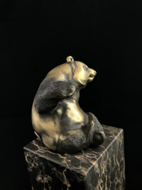 Een bronzen beeld/sculptuur van een zittende panda, op mooie grote voet!