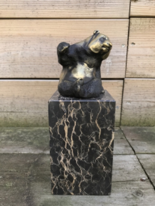 Eine Bronzestatue/Skulptur eines sitzenden Pandas, auf einem schönen großen Sockel!