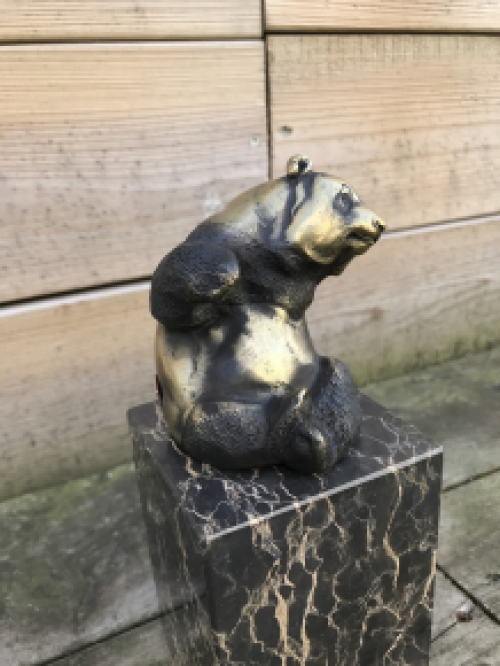 Eine Bronzestatue/Skulptur eines sitzenden Pandas, auf einem schönen großen Sockel!