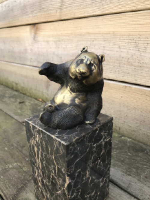 Eine Bronzestatue/Skulptur eines sitzenden Pandas, auf einem schönen großen Sockel!