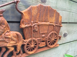 Wanddecoratie, gietijzeren haardplaat Boerenpaard met wagen.