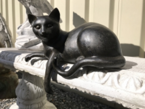 Skulptur einer liegenden Katze aus Polystein, wunderschön!