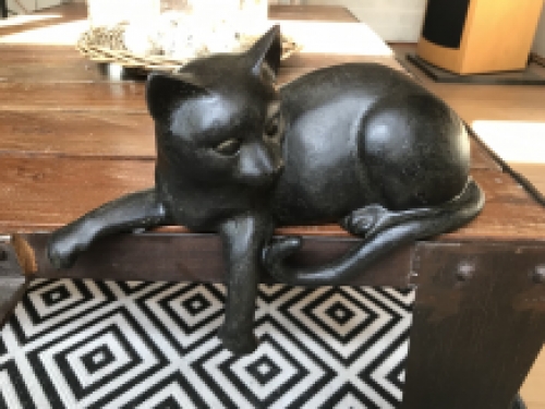 Skulptur einer liegenden Katze aus Polystein, wunderschön!