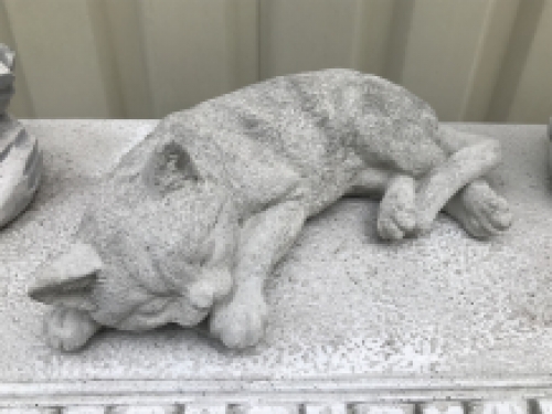 Schlafende Katze - lebensechte Tierfigur, aus Stein