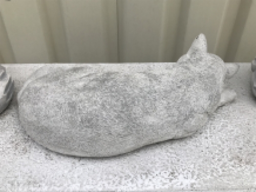 Schlafende Katze - lebensechte Tierfigur, aus Stein