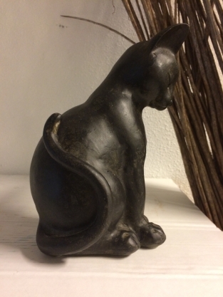 Sitzende Katze, Skulptur aus Polystein