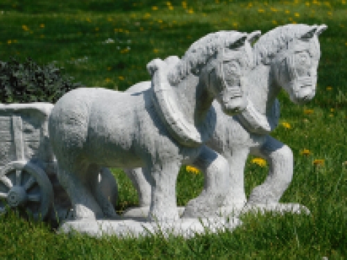 Statue ''Pferd und Wagen'' - massiver Stein