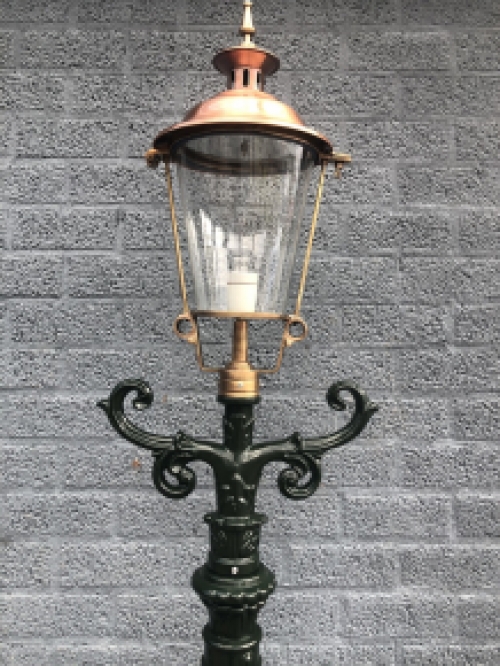 Buitenlamp, lantaarn met keramische fitting en glas, gegoten aluminium paal, groen, met koperen ronde kap, hoog 240 cm.