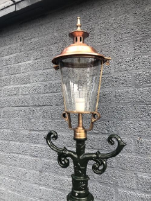 Buitenlamp, lantaarn met keramische fitting en glas, gegoten aluminium paal, groen, met koperen ronde kap, hoog 240 cm.