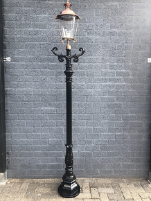 Außenleuchte, Laterne mit Keramikfassung und Glas, Mast aus Aluminiumguss, schwarz, mit rundem Kupferschirm, Höhe 240 cm