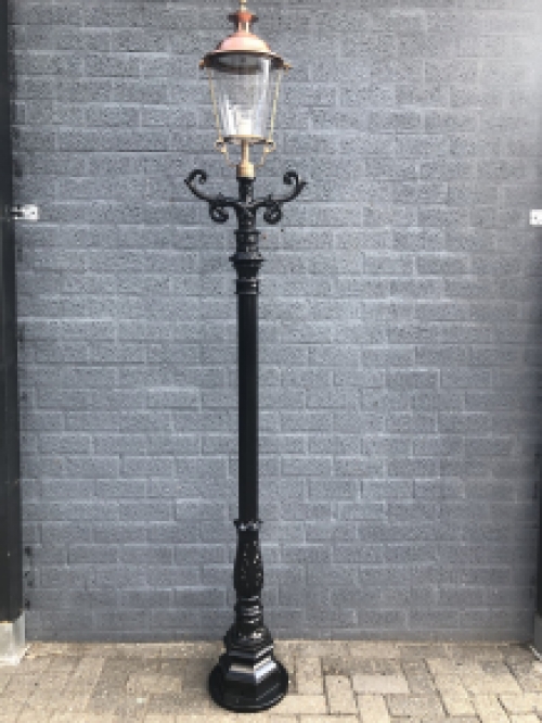 Buitenlamp, lantaarn met keramische fitting en glas, gegoten aluminium paal, zwart, met koperen ronde kap, hoog 240 cm