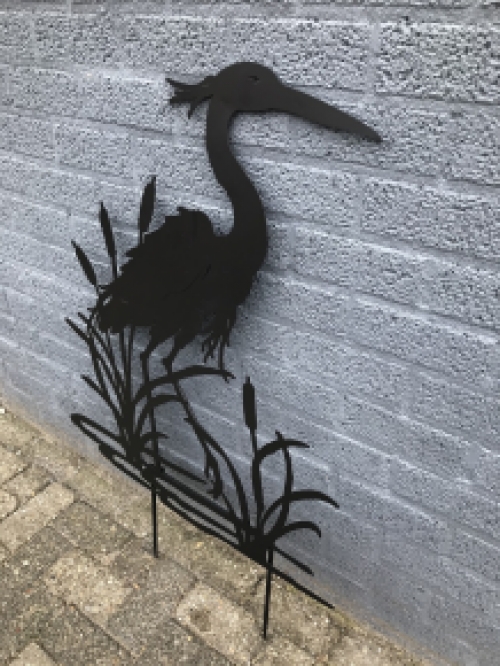 Een silhouette van een reiger, mat zwart