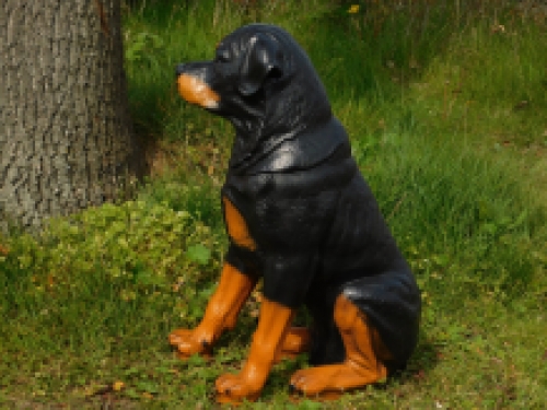Prachtig polystonen beeld van een rottweiler.