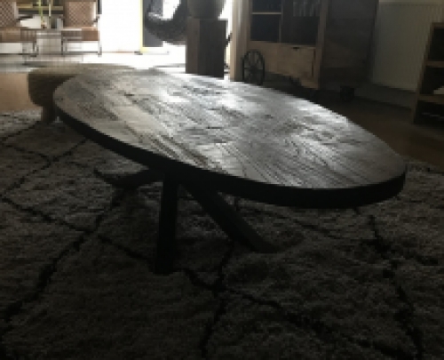 Robuuste ovale salontafel met fraai houten blad en ijzeren onderstel, MAAR 1 BESCHIKBAAR!!