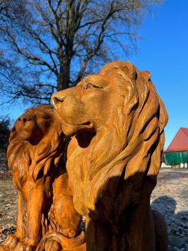 Schöner sitzender Löwe, Polystone, schöne Statue, Blick nach rechts, oxid