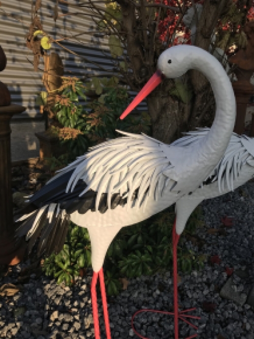 Leuke set tuinbeelden, metalen ooievaars in kleur