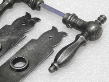 Türbeschlagset – Türgriffe „Kensington“ + Türplatten „Baron“ BB 72 – Gusseisen, verzinkt