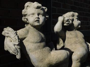 Vintage-Set aus 2 Putten auf Sockel – 130 cm – Gusstein