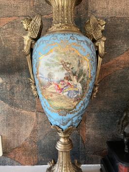 Set aus Sèvres-Vasen, dekorativen und antiken Porzellanvasen