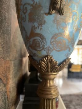 Set aus Sèvres-Vasen, dekorativen und antiken Porzellanvasen