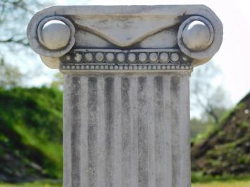 Klassischer Sockel mit Zierkapitell – 70 cm – Massivstein