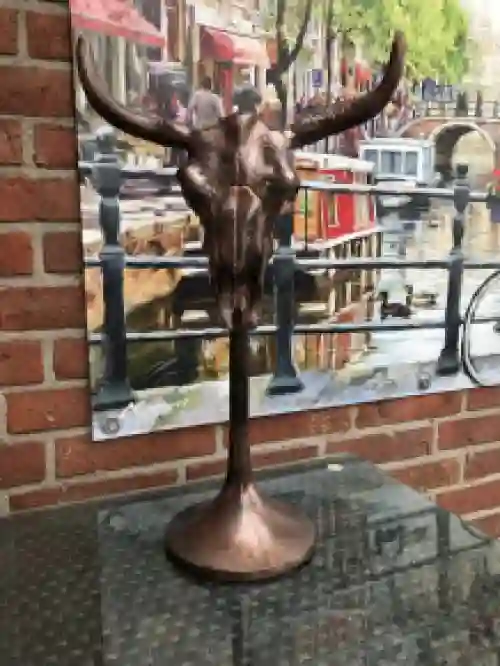 Schädel auf Ständer, Hirschschädel