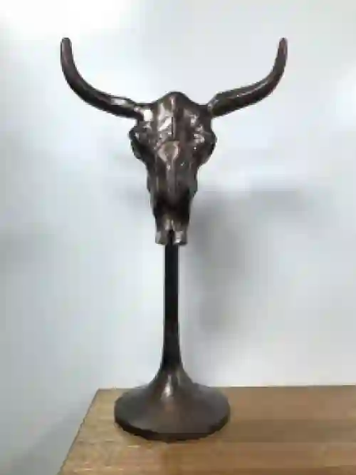 Schädel auf Ständer, Hirschschädel