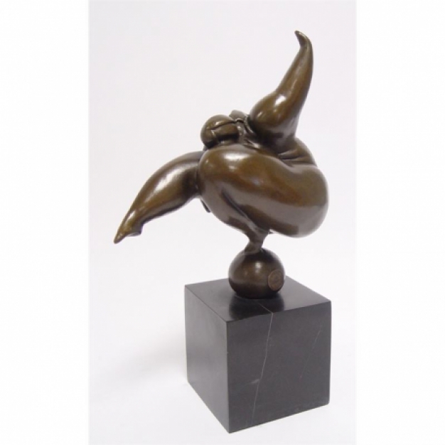 Een bronzen beeld/sculptuur van een dansende, naakte vrouw in modernistische stijl