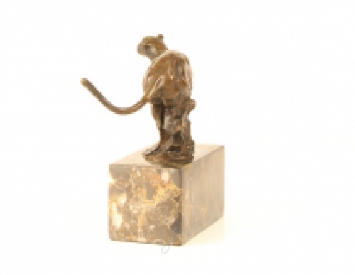 Eine Bronzestatue/Skulptur eines laufenden Pumas