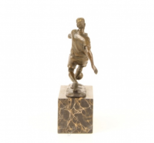 Een bronzen beeld/sculptuur van een voetbal speler