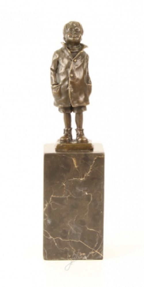 Eine Bronzestatue/Skulptur eines kleinen Jungen