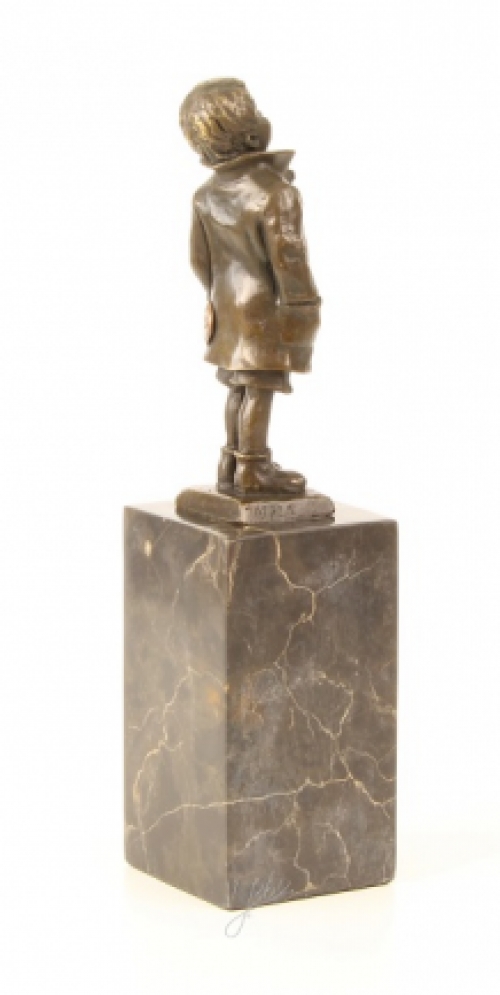 Eine Bronzestatue/Skulptur eines kleinen Jungen
