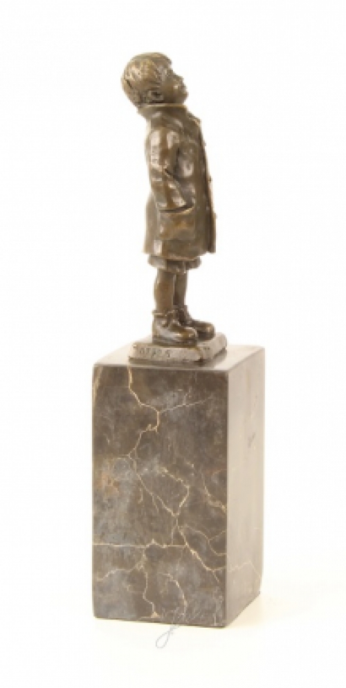 Eine Bronzestatue/Skulptur eines kleinen Jungen