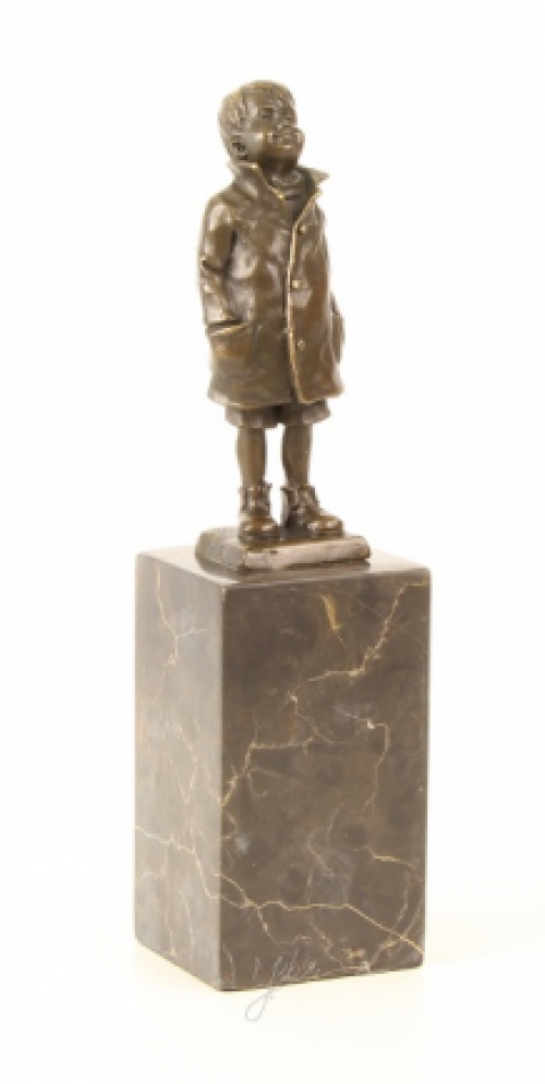Eine Bronzestatue/Skulptur eines kleinen Jungen